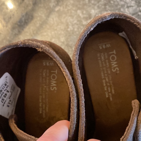 A perfect pair of Toms wedges for upcoming fall brand new - Picture 3 of 5